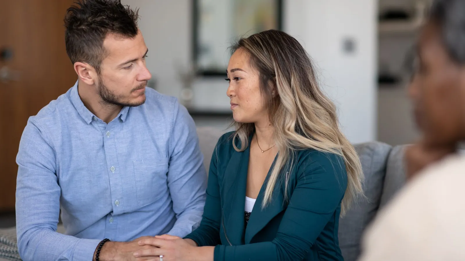 Couple grave face à un interlocuteur, une séparation qui met en jeu la nationalité par mariage