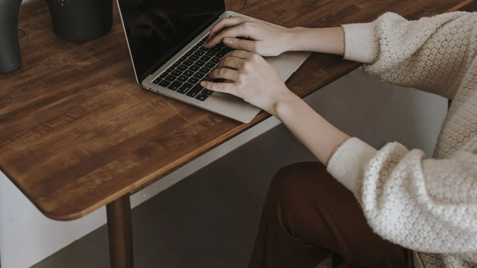 Mains tapant sur un ordinateur portable, entraînement aux épreuves écrites du TCF ou du TEF