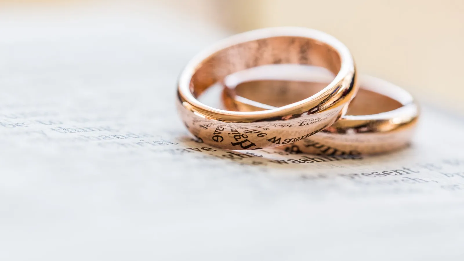 Deux alliances posées sur une page imprimée, le délai légal de mariage à respecter